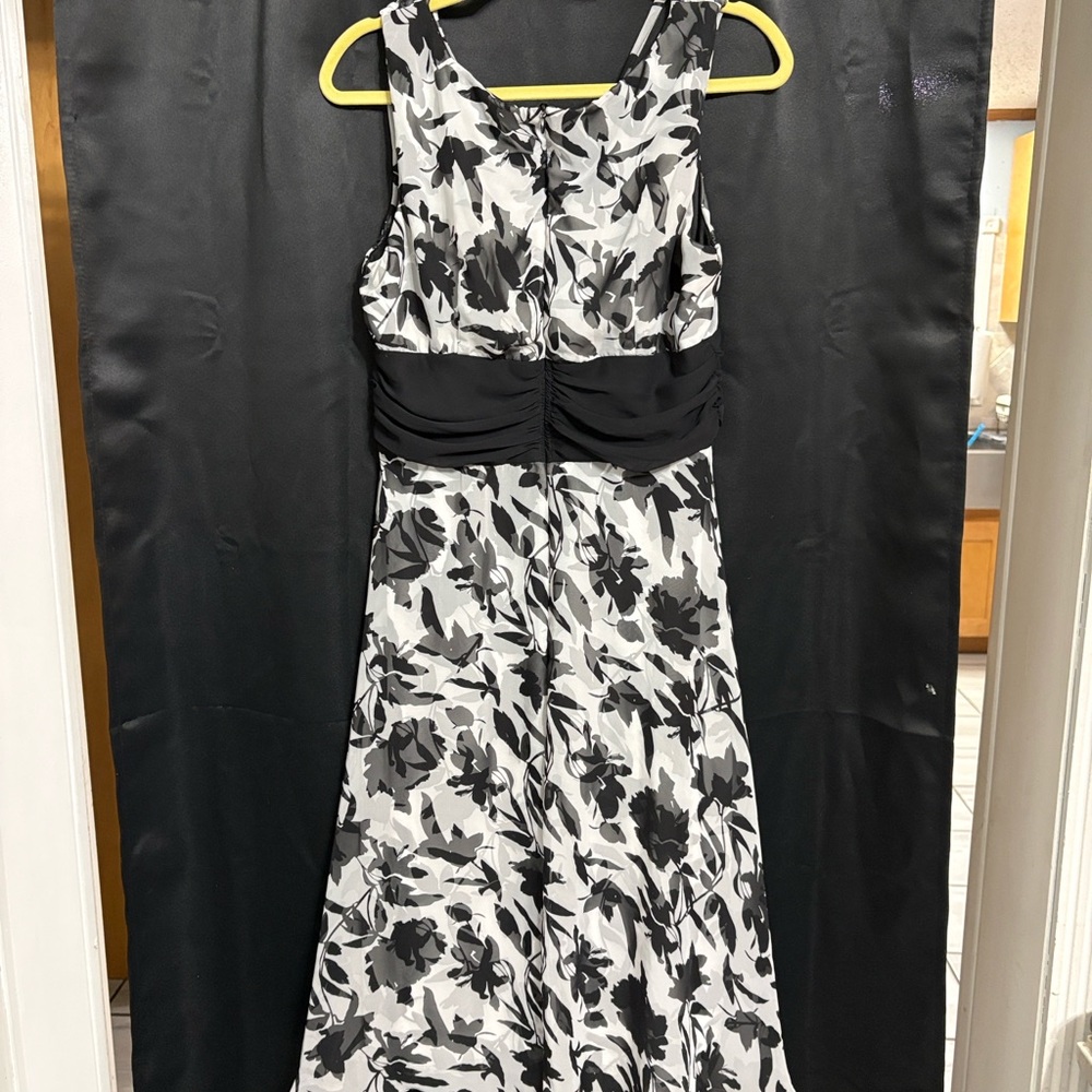 Connected Apparel Black and White Floral Midi Dress - Picture 4 of 5